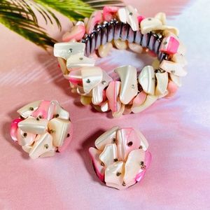 🌸HP Vintage Shell stretch bracelet and clip earrings